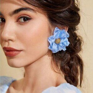 Blue flower stud earrings A363